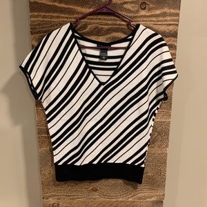 New York & Company Short Sleeve Top
